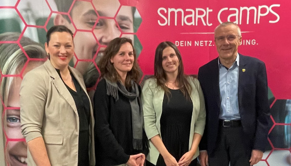 Daniela Theile (LOTTO Mecklenburg-Vorpommern), Stefanie Reinart (CJD Produktionsschule), Carina Strauss (BG3000) und Norbert Möller (Bürgermeister) nahmen an dem SMART CAMP teil. (v. l. n. r.) 