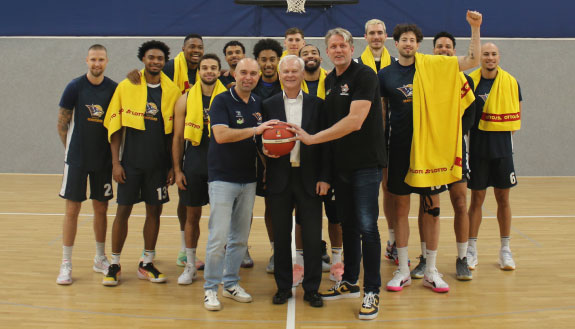 Gruppenbild mit den Rostock Seawolves und H. Ludwig, Geschäftsführer von LOTTO Mecklenburg-Vorpommern, bei der offiziellen Verlängerung der Partnerschaft