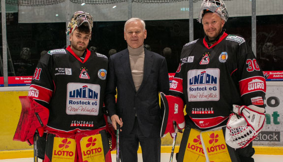 V. l. n. r.: Timon Bätge (Torhüter Rostock Piranhas), Hubert Ludwig (Geschäftsführer LOTTO Mecklenburg-Vorpommern) und Sebastian Albrecht (Torhüter Rostock Piranhas) gemeinsam auf dem Eis.