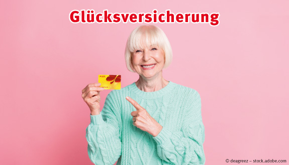 Seniorin mit blondem Haar zeigt mit Finger auf Kundenkarte von LOTTO MV