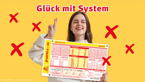 Junge Frau kreuzt die Finger und hält übergroßen Eurojackpot-Systemschein in der Hand sowie Text - Glück mit System